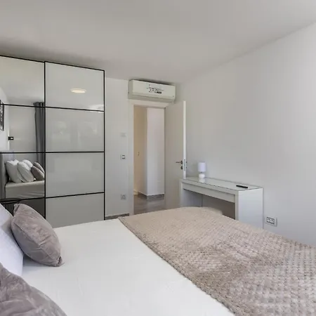 Amazing In Krk With Kitchen Apartament *